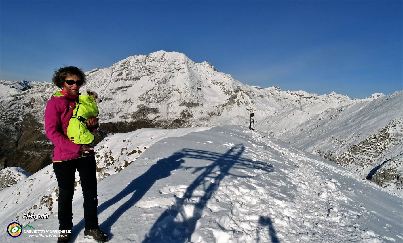 53 Foto di vetta con l'ombra della  croce di Cima Grem (2049 m) e da sfondo l'Arera.JPG -                                